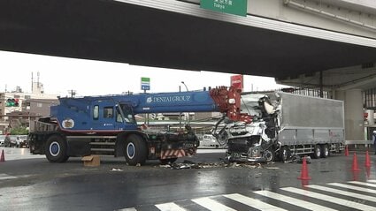 【川崎】クレーン車と衝突　トラックの運転席にクレーンのアームが突っ込み　運転手（50代）が骨盤折る重傷　川崎区